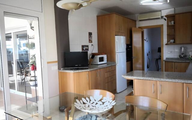 Villa familiar buhardilla piscina y BBQ
