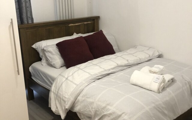 Stunning 1-bed Apartment With En-suite in Strood