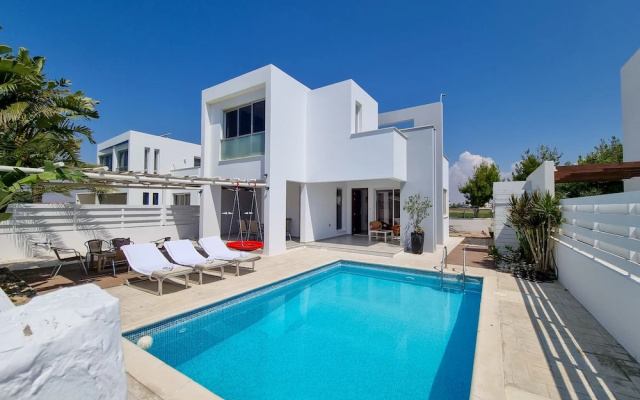 Private Pool Villa Next to the Beach