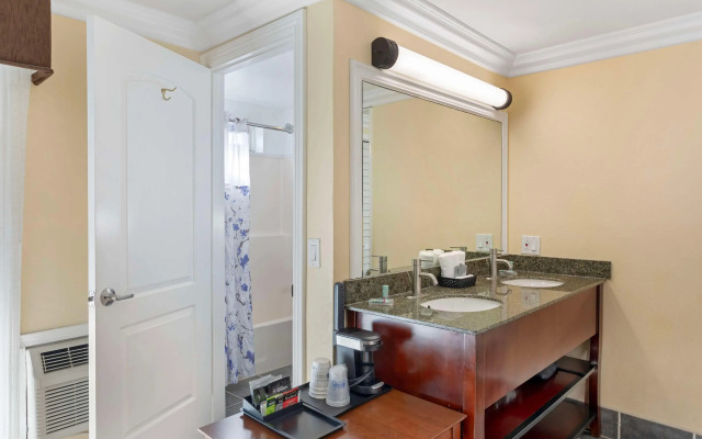 Best Western Harbour Inn & Suites Huntington - Sunset Beach