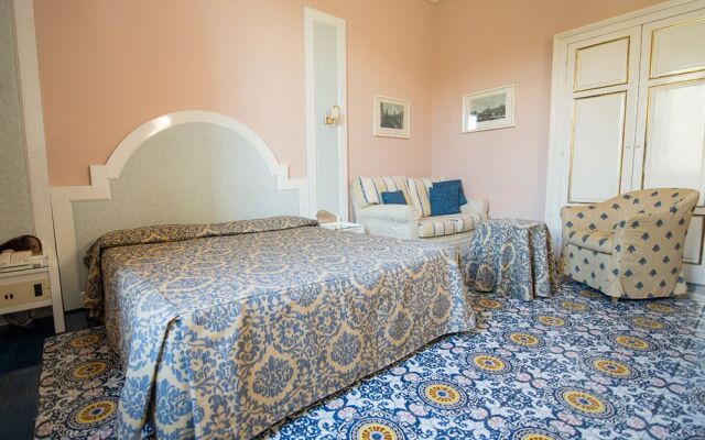 Grand Hotel Villa Parisi