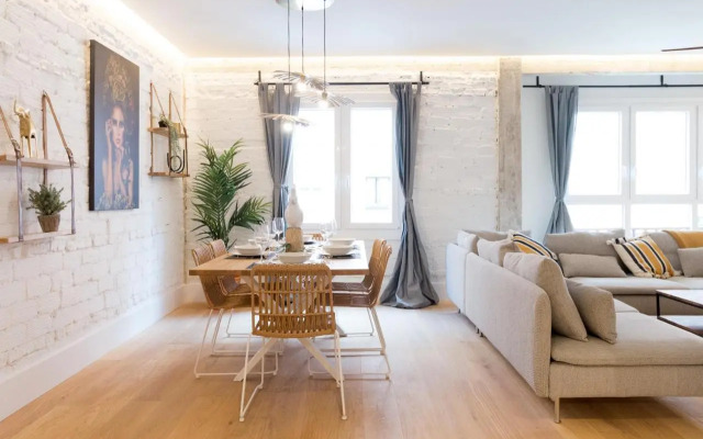 Amplio y moderno apartamento con tarima refrescante by Staynnapartments