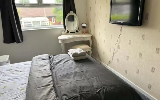 3-bed City Retreat - Sleeps 7, Garden & Parking