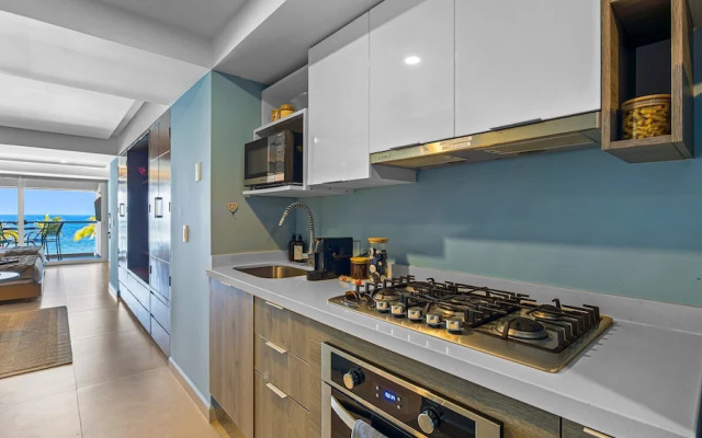 Gorgeous 1BR with Pools & Sea Views