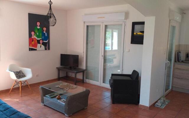 Maison T3 jardin proche remparts Aigues Mortes