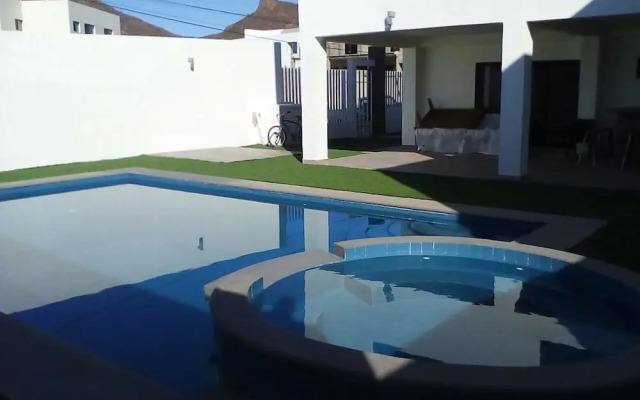 Big House Pool Grill, 4 Bedrooms 12 ppl AC Ocean View TV Wifi