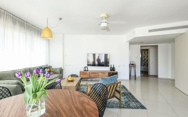 Stylish 3-BR Apt w Balcony and Parking
