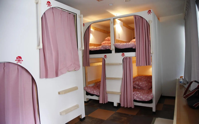 G'inns guest house - Hostel