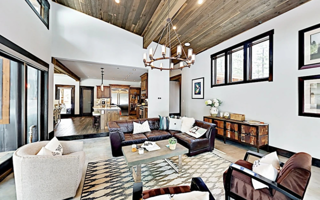 11090 Henness Road Home