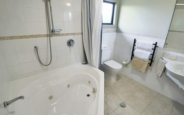 Whangaparaoa Lodge Motel