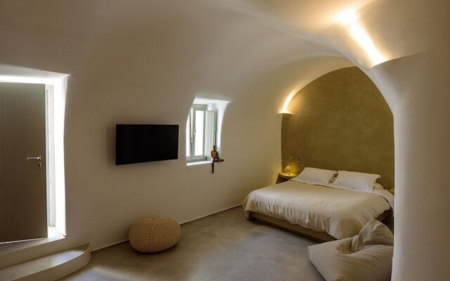 Oia Treasures Art Suites