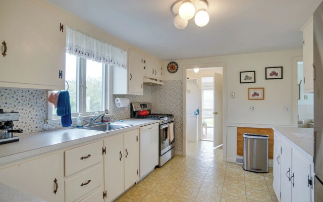 Walk to Beach: Chatham Getaway w/ Sunroom!