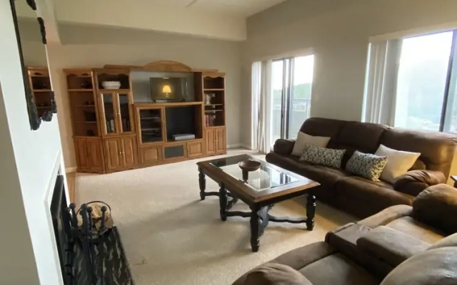 Romantic Getaway 2 Bedroom Condo by Redawning