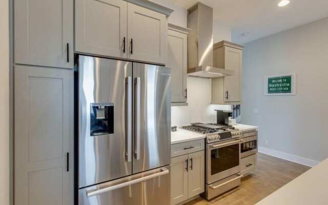 Mega Home 24 Beds and Karaoke