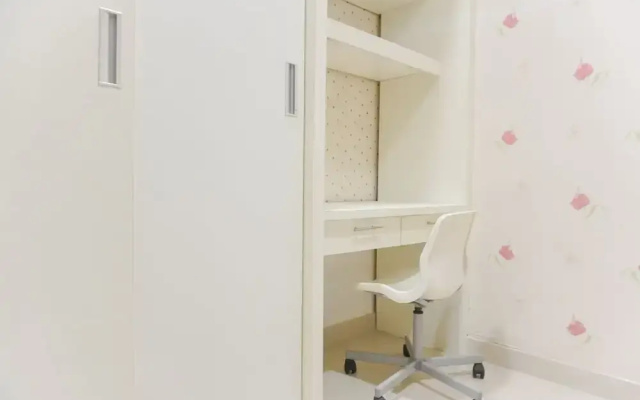 Homey And Comfort Stay 2Br Bellezza Apartment