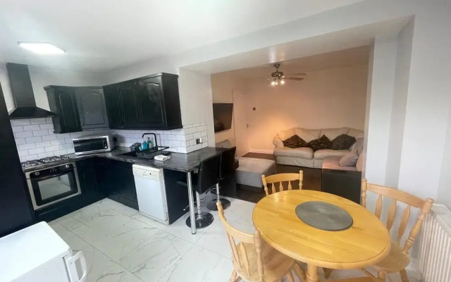 Inviting Apartment in Hayes With Garden & Parking