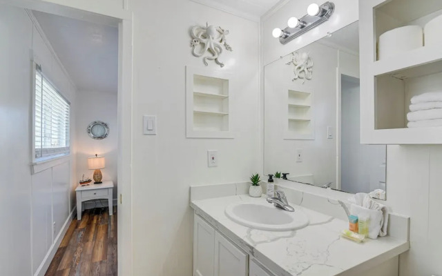 Pet-friendly Galveston Home: Walk to Beaches!