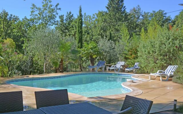 Modern Villa in Gareoult with Private Pool