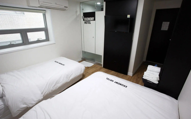 Ekonomy Hotel Myeongdong Central
