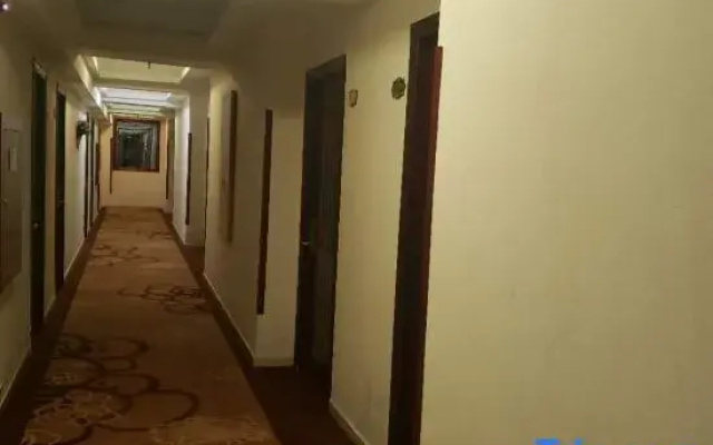 Red Apple Hotel