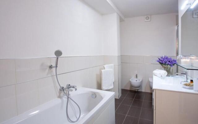 Sala Comacina Apartment No 1 (Sleeps 10)