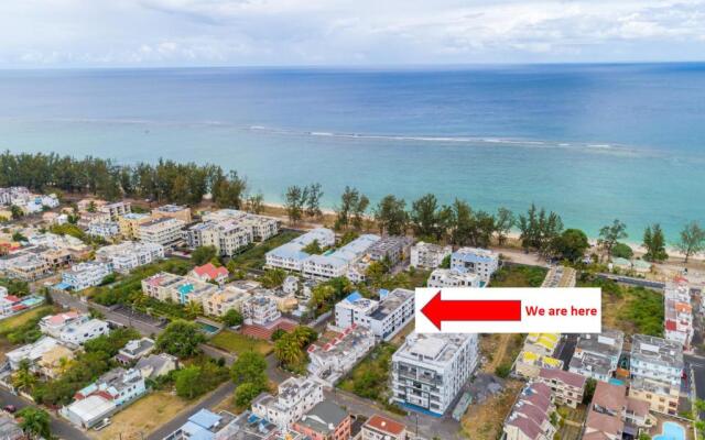 Les Cerisiers Beach Residence, Cosy and Modern 3 bedroom apartment located 50 metres from the beach and from all amenities and restaurants on the coastal road