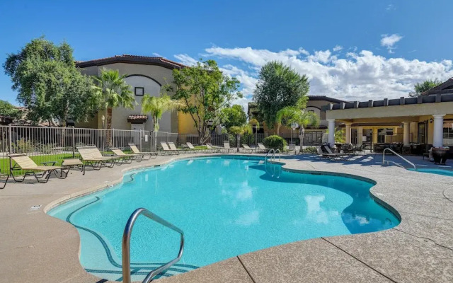 Pool Access, Private Patio & Grill: Mesa Condo!