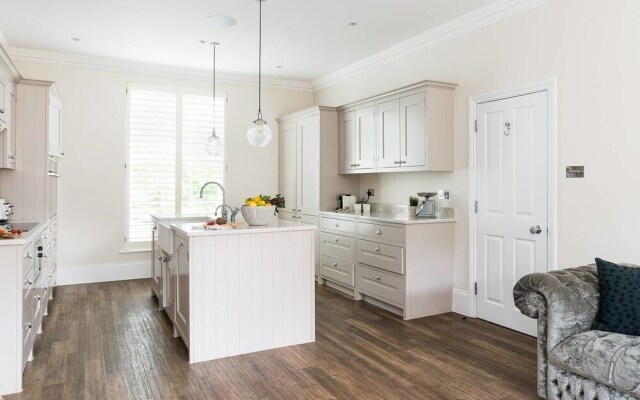 Stylish 5BR House in Hampton Court