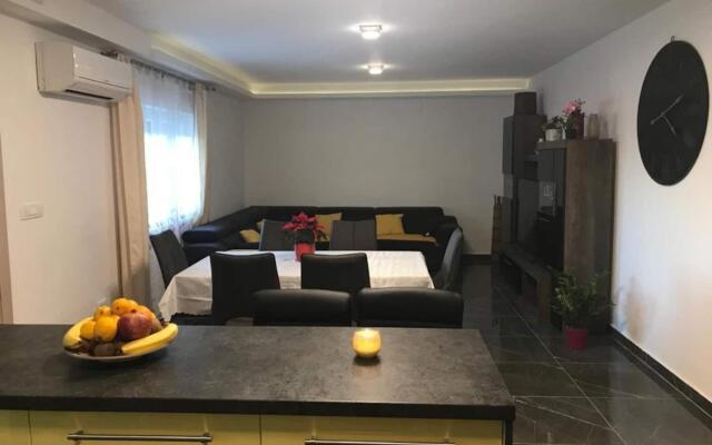 Zdene - private pool - A2(6)