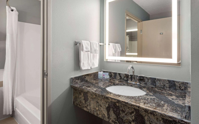 AmericInn by Wyndham North Branch