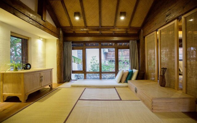 Lijiang Banxicaotang Inn