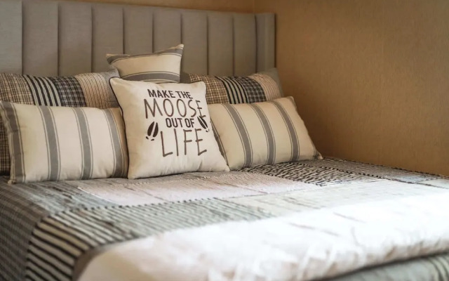 Tahoe Forest Chalet 3BR House w/ Mountain Views