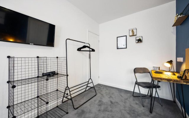 7 bedroom house ENSUITE Rooms, fully equipped kitchen, free WIFI, TVs in all rooms CITY CENTRE CLOSE TO A46 Inspire Homes