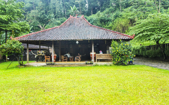 OYO HOMES 91242 Desa Wisata Cibuntu Kuningan Syariah