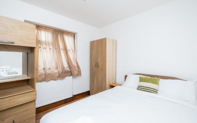 Dagenham Self Catering 4BedHouse sleeps up to 8 with Free Wifi and Free Parking