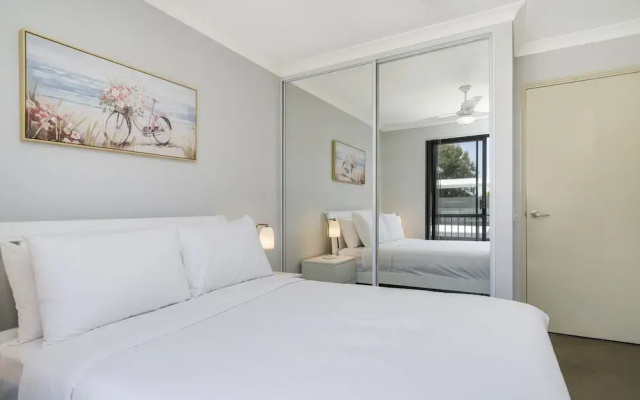 Sunny 2-bed in Quiet Location With Balcony