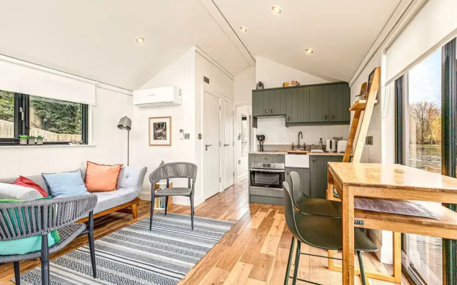 Ondine Houseboat on the Thames - From 160 Per Night