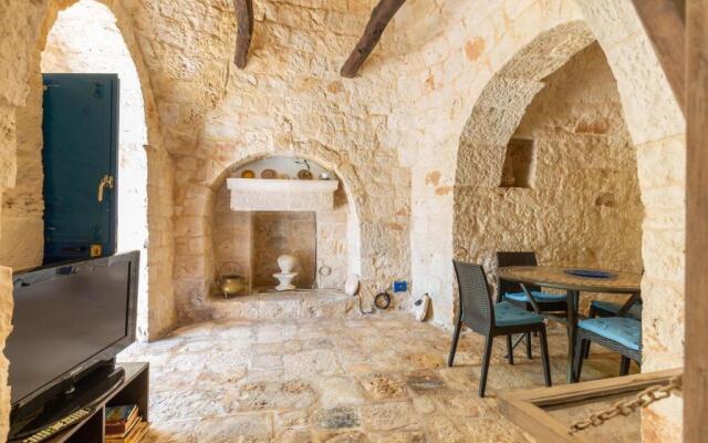 2496 Trullo Chiaro di Luna by Perle di Puglia