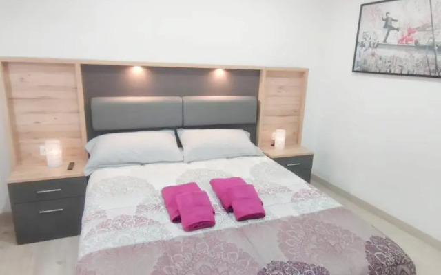 - LUJO - Parking, Maquina Arcade, Wifi y Netflix