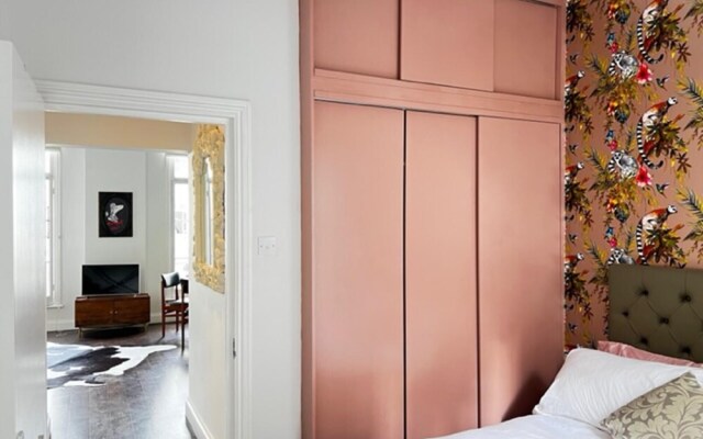 Stylish Central London Balcony Apartment