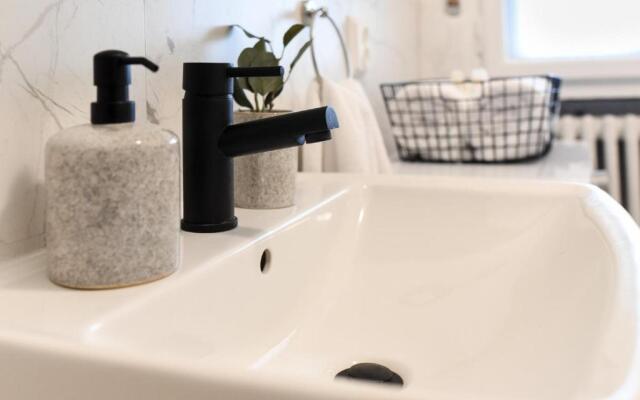 MARBLE & PASTELS - Homey Central Apartment