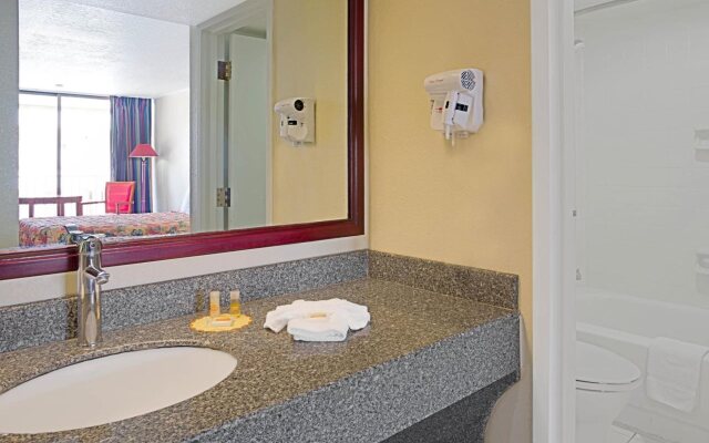 Days Inn & Suites by Wyndham Clermont