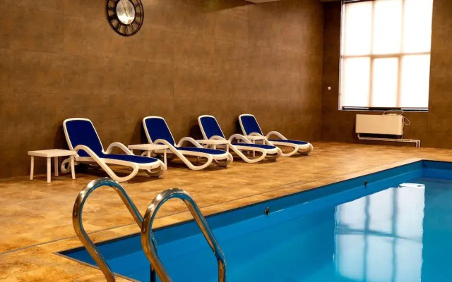 Spacious 1BR Pool & Sauna
