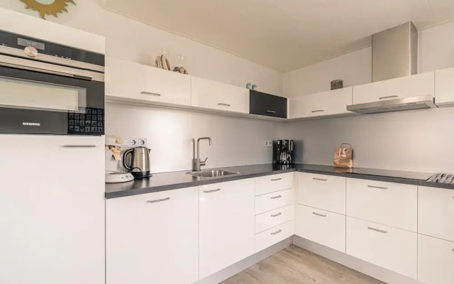 4-person Apartment With Island View