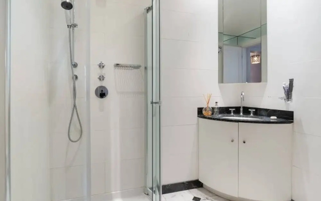 Spacious Designer 2 Bedroom Maisonette With Garden in Chelsea, London