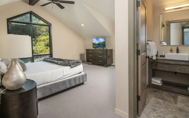 814 Eagle Dr. 4 Bedroom Home by RedAwning