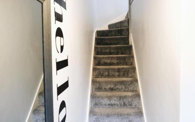 Northway House - Close to M62 and M6