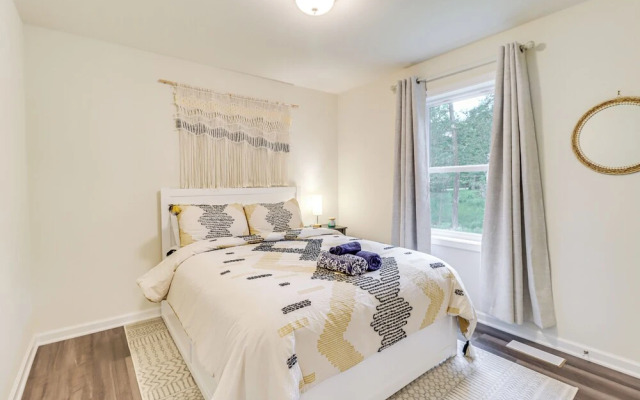 5 Mi to Lake: Modern Tobyhanna Retreat!