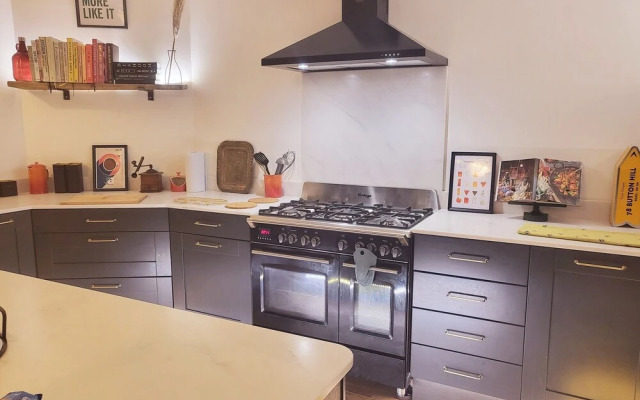 Remarkable 4-bed House in Sheffield