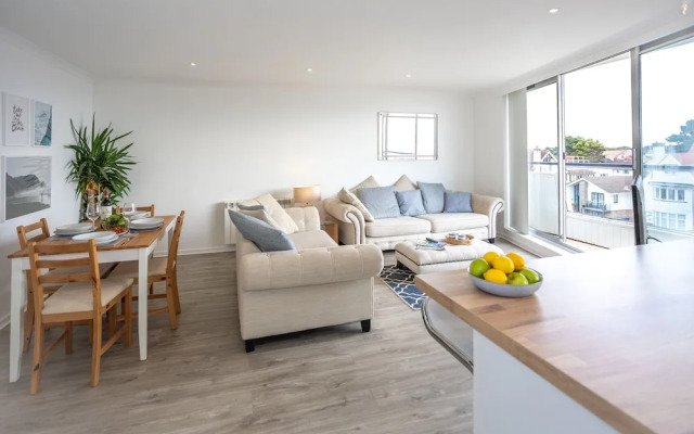 Stunning 2 bed Seaside Apartment With Sea Views